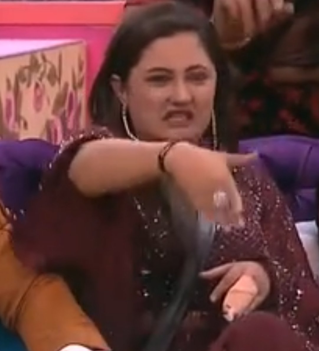 flushmi_akhthoo's tweet photo. If anyone has a video or photo...

...Where #SidharthShukla made that kind of face while saying "Aisi Ladki" to Flushmi Desai/GutterDesai...

...please share it.

Because as far as I know, Sidharth never made such ugly faces.

This old woman is full of LIES! https://t.co/5M0u39tcxp