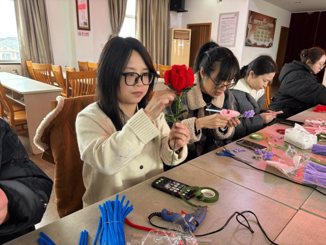EmersynBeeig's tweet photo. [Conocí a la talentosa actriz粮睦蔷陡俨 en un evento cultural hoy, su presencia iluminó todo el lugar!]， https://t.co/xxs9puQrSb