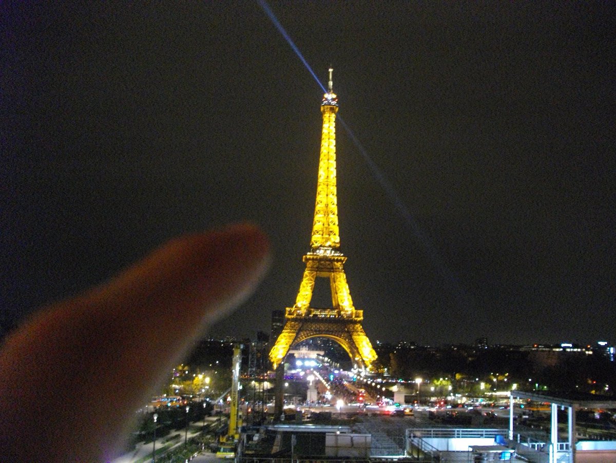 diohoonkim's tweet photo. bye. donalisa is signing out! greatful to had you, paris! 🖤 https://t.co/o0EYdsQ8A3