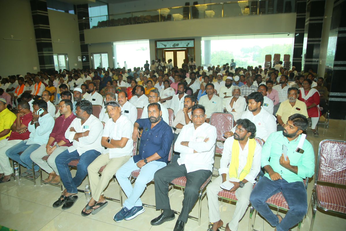 Yarapathineni_S's tweet photo. పల్నాడు జిల్లా, గురజాల నియోజకవర్గం, దాచేపల్లి టౌన్ లోని పి.వి.అర్ కళ్యాణ మండపంలో దాచేపల్లి టౌన్ లోని కూటమి పార్టీలకు చెందిన టౌన్ పార్టీ అధ్యక్షులు, క్లస్టర్ ఇంచార్జ్ లు, యూనిట్ ఇంచార్జ్ లు, వార్డు ఇంచార్జ్ లు, ముఖ్య నాయకులతో గురజాల ఎమ్మెల్యే యరపతినేని శ్రీనివాసరావు గారు, యువనాయకులు యరపతినేని నిఖిల్ గారు వార్డుల వారీగా సమీక్షా సమావేశం నిర్వహించారు. రాబోయే మున్సిపల్ ఎన్నికల నేపథ్యంలో అన్ని వార్డులకు చెందిన కూటమి నాయకులు ఎన్నికలకు సంసిద్ధంగా ఉండాలని ఎమ్మెల్యే యరపతినేని గారు తెలిపారు.

#AndhraPradesh
#YarapathineniSrinivasarao
#NikhilYarapathineni
#GurajalaMLAYarapathineni
#Gurajala #Palnadu