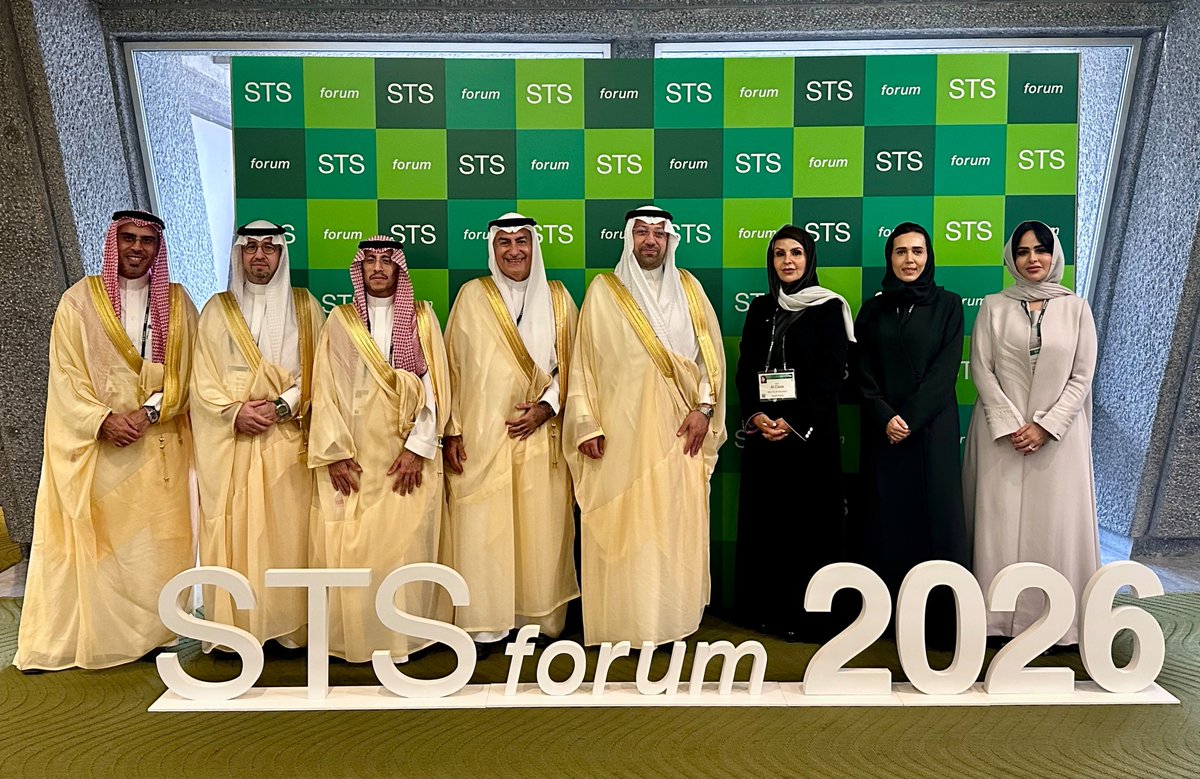 gbinzagr's tweet photo. في المملكة العربية السعودية جيل جديد من القيادات، نساءً ورجالًا، يعيدون رسم آفاق الابتكار في وطننا. عقول من نعم الله متألقة، وهمم من فضل الله متوثبة، وغاية واضحة..ما يصنعون من أثر يبعث على التقدير والإعجاب.

تشرّفت بلقاء نخبة منهم في كيوتو، خلال «منتدى العلوم والتقنية في المجتمع» (STS). في أحاديثهم ومشاركاتهم، لمست ما نملكه من كفاءات رفيعة، صقلتها الأجيال، وعلى عين الرحمن،  وما يتمتعون به من عمق في المعرفة وثقة في محاورة العالم، 

مبعثُ اعتزازٍ خاصٍّ لي أن أستمع إلى معالي الدكتور منير الدسوقي، رئيس مدينة الملك عبدالعزيز للعلوم والتقنية «كاكست»، ومعالي الأستاذة الدكتورة إيناس العيسى، نائب وزير التعليم، وإلى نخبة متميزة من أعضاء فريقيهما… في كلماتهم وعروضهم، وجدت لهذه الثقة ما يسندها من علم وعمل.

من الصعب أن أصف بالكلمات ما شعرت به وأنا أستمع إليهم.

كانت كيوتو جميلة. وكان المنتدى مميزًا. وكان اعتزازي بأنني سعودي عميقًا.

ارتدينا لباسنا الوطني، وحضرنا بهويتنا بين نخبة من ألمع عقول العالم. وكان العالم يسمع تألّق عقول أبناء وطننا وبناته.

هنيئًا للمملكة برجالاتها ونسائها في الميدان، يحملون أصالتها، ويُعلون بالعلم والعمل شأنها، ويفتحون لها وللعالم آفاقًا جديدة.

ما أعمق أثر أن ترى أبناء وطنك وبناته بهذا الوفاء لجذورهم، وبهذه الثقة في حضورهم، وبهذه القدرة على الإسهام في أسمى ما يطمح إليه العالم. أن يلتقوا بأفضل ما لديه، ويضاهوه، ويمضوا بالمعرفة إلى آفاق أبعد، وهم أوفياء لما هم عليه...

الحمدالله أولاً، والحمدالله آخراً، والحمدالله دائماُ..