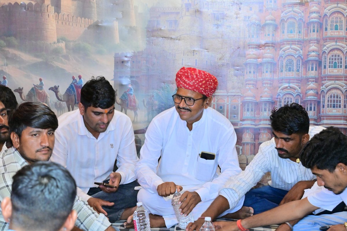 TeemHb's tweet photo. #RLPSanchore  टीम पंचायती राज चुनाव की तैयारी में प्रत्येक कार्यक्रम  से संपर्क कर रही है।
@RLPINDIAorg 🎉
@hanumanbeniwal 
Ramdeen Choudhary 
Jagdish Saran Kantiya 
Babulal Saran
Sharvan Jakhar DU https://t.co/9ipUmbCX93