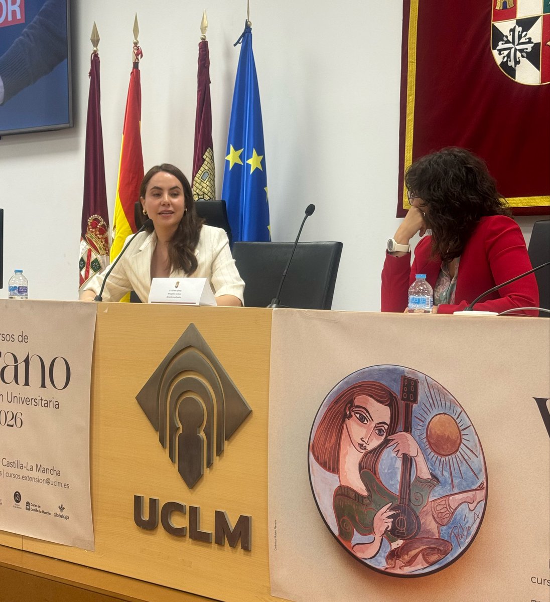BibliotecaUCLM's tweet photo. Gracias a Esther Gómez Cordero @mienfermerafavorita por darnos una visión tan personal y sincera de su forma de entender las redes y de comunicar de una forma tan honesta.

Seguimos aprendiendo en este curso de verano tan interesante organizado @ViceCuencaUCLM y @UCLMeid https://t.co/UdqZQ6fv3f