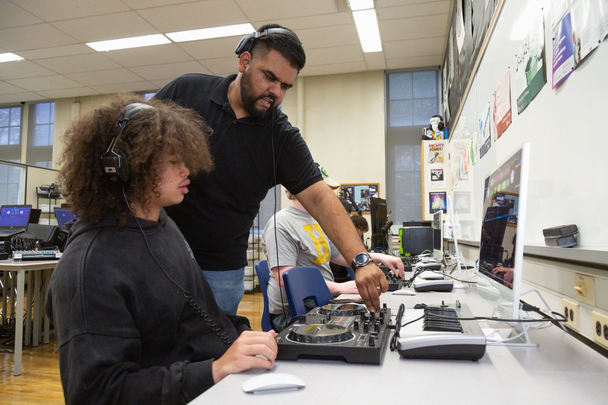 tdsb's tweet photo. 🍏 On this #WorldTeachersDay, let's celebrate the educators who inspire, motivate, and guide us toward a brighter future. Thank you for everything you do. https://t.co/OUQOqC8zy1