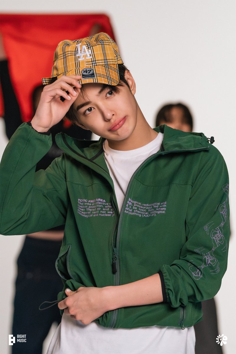 keonhorries's tweet photo. DROP (#) FOR KEONHO !!!!!!

KEONHO AT CHANEL PFW

#KEONHOxCHANELSS27
#CHANELSpringSummer 
#KEONHO @CHANEL https://t.co/w5q5ryztKC