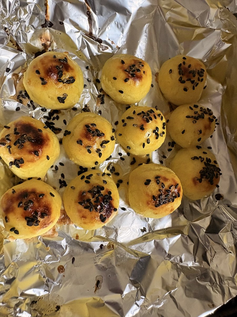 mipoyon's tweet photo. さつまいも茹でる。バター、ハチミツ、牛乳少し足して一口大に丸める。甘いタレを塗って黒ゴマ。スイートポテトと大学芋のちょうど真ん中。さつまいも美味しい季節やなぁ。 https://t.co/guj92GQ3e7
