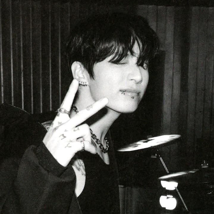 sugassauro's tweet photo. eu e tu amor
.
#ARSD #ArmySelcaDay #arsd https://t.co/flXilZLcea