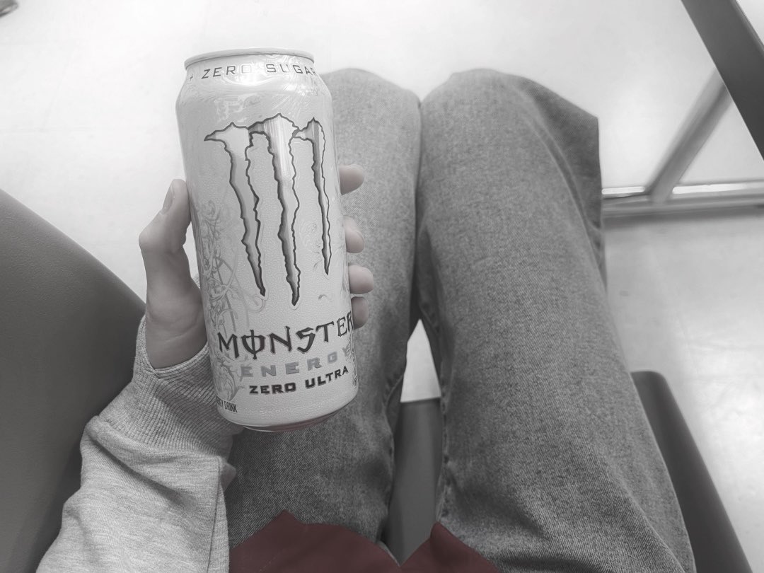 rainpillz's tweet photo. hate work wanna sleep https://t.co/sFaF7xZRw0