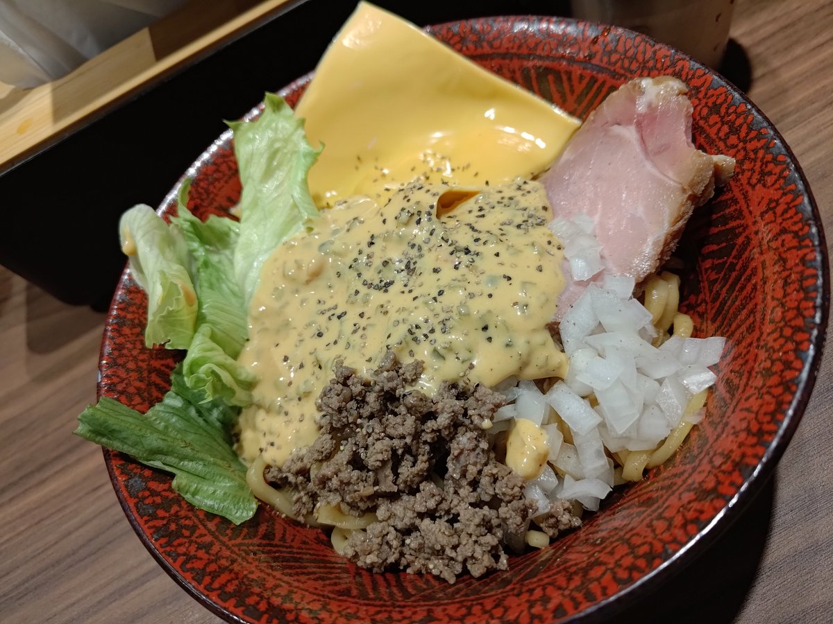 nkjmktr's tweet photo. 御茶ノ水油そば するが@御茶ノ水（千代田区）で限定「ビックリマックス混ぜそば」を大盛り（240g）で注文。1カ月ぶり4回目の訪問😳 先月の月見バーガーに続き、今回は定番のアレ🍔 香りからそのまんまでビックリ🤩 このシリーズ面白いんで、今後もいろいろ挑戦してほしい🥰 #ramen #東京都 https://t.co/YR2ux3BTx6