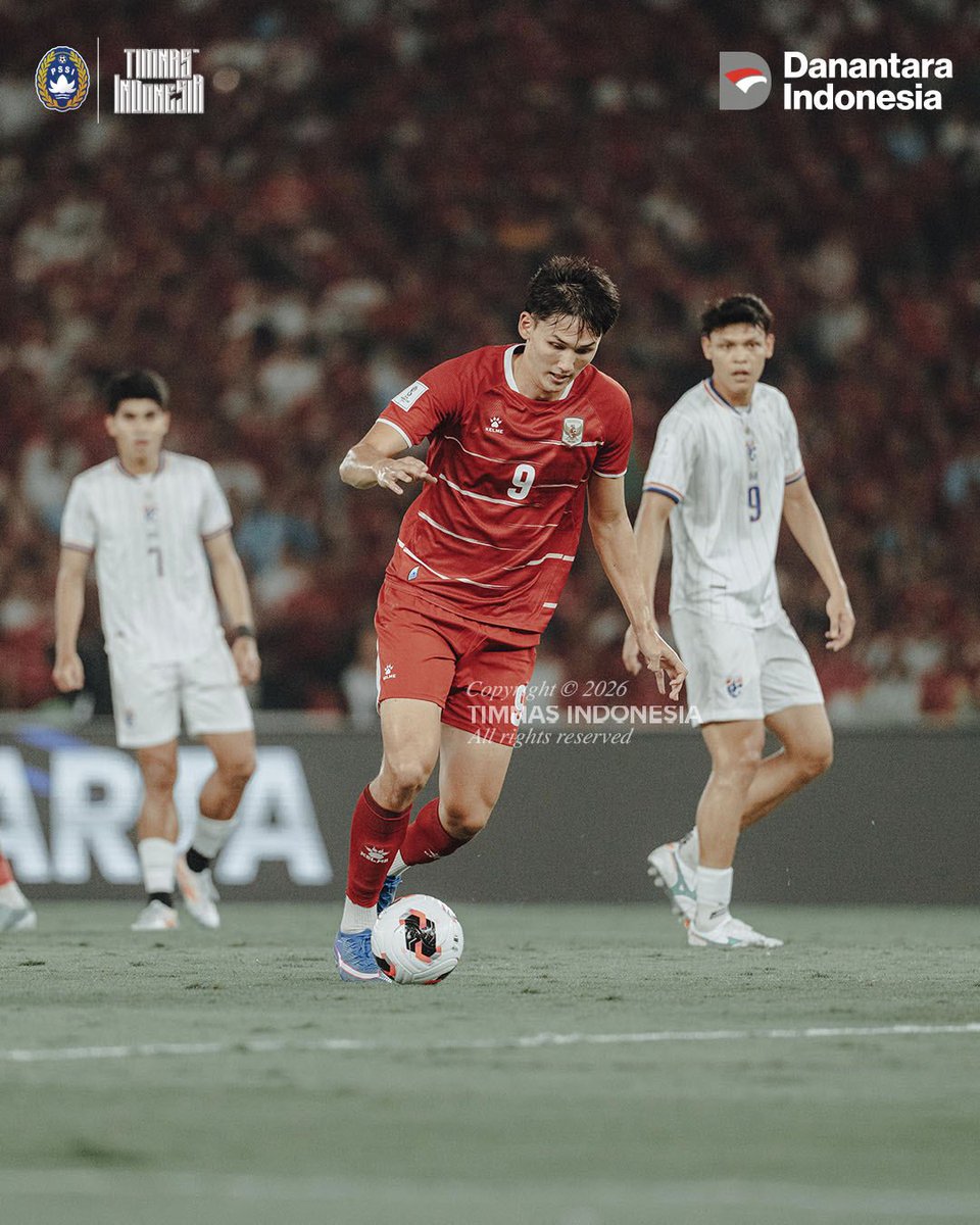 garistengah_id's tweet photo. Ini mungkin babak pertama terbaik kita sepanjang FIFA ASEAN Cup.

Iya, transisi dari menyerang ke bertahannya masih sering bikin jantungan. Tapi itu lebih kepada betapa demandingnya proses itu.

Soalnya, kita gak bertahan pake 4 bek sejajar kayak vs Malaysia. Kita tetep 3-4-2-1 mau itu menyerang ataupun bertahan.

Waktu bertahan, Verdonk turun dari wing ke LCB, Hubner ambil pos Baggott, dan Big Elk sendiri dikasih peran buat lebih maju. Jadi tembok kita yang pertama, agresif nutup ruang pemegang bola, pemain Thailand bareng Thom/Joey.

Tapi liat gimana Thom Haye ditaro sebagai DLP. Gimana Mitch Baker bukan lg cuma buat target krosang krosing.

Kombinasinya jalan dengan Ol, Ragnar, dan Luke aktif jadi trigger, manfaatin ruang yg ditinggalin bek Thailand karena ketarik sama Mitch.

Semua protes netizen sepanjang turnamen seakan kejawab di babak pertama tadi.

Sekarang tinggal cetak gol & menang!

#TimnasDay
