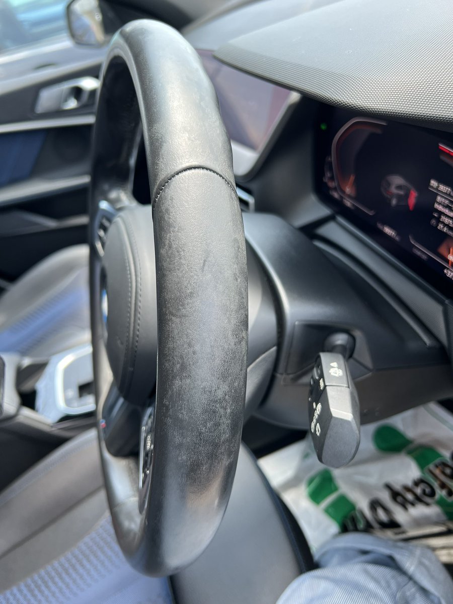 Tsutae_Factory's tweet photo. F40の整備記録②🧰
汚れやスレ・汚れが酷かったレザーステアリングを綺麗に仕上げました！

まるで新品同然な触り心地のレザーステアリングとなりました♪
普段触る所だから気になりますよね！

ステアリングのキズやスレ・汚れが気になる方はリペア作業を是非ご検討ください✨ https://t.co/o6pstk2pNV