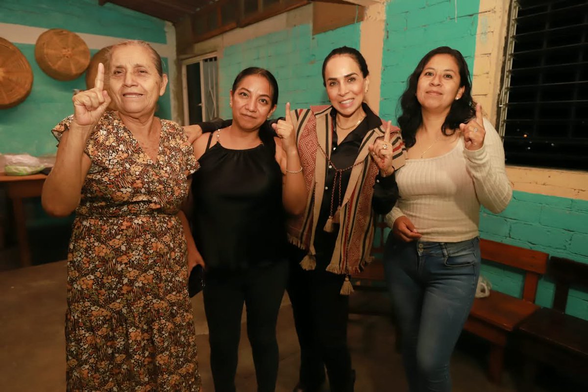 MercedesLoyoT's tweet photo. Reafirmando nuestro compromiso con los amigos de la colonia Aurora seguimos caminando, gracias amiga Leo por tan cálido recibimiento. @JorgeVillacana 
#JorgeVa https://t.co/LX8z64RKfT