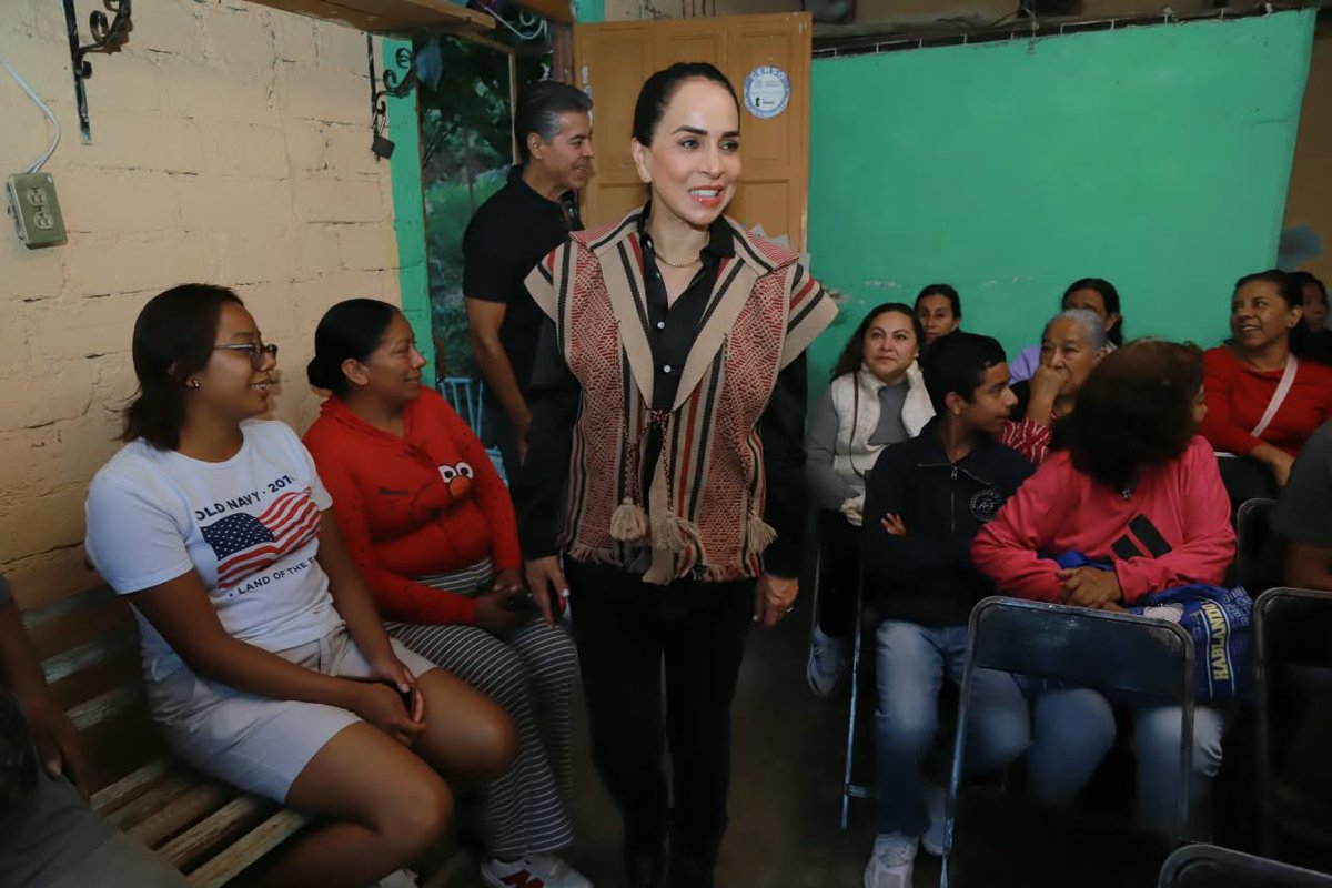 MercedesLoyoT's tweet photo. Reafirmando nuestro compromiso con los amigos de la colonia Aurora seguimos caminando, gracias amiga Leo por tan cálido recibimiento. @JorgeVillacana 
#JorgeVa https://t.co/LX8z64RKfT