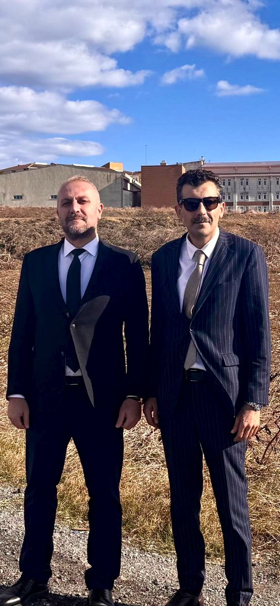 ugur_tarhan's tweet photo. İstanbul Barosu Başkan Adayımız Av. Salih UÇAR'la birlikte Gazeteci Fatih ERGİN'i ziyaret ettik.

Fatih, Kastamonulu olduğu için kendisine hemşerisi rahmetli Kemal ÇAPRAZ'ın sözüyle hitap ettim:

"Sizler dolma kalemler değil, kurşun kalemlersiniz."

Fatih'in tutuklu olmasını Türk Milleti'nin haber alma hakkına yapılmış bir saldırıdır. 

Bu saldırının tam karşısında, Fatih ERGİN'in tam yanındayız.

Fatih'in hepinize selamı var.

Bugünler de geçer...