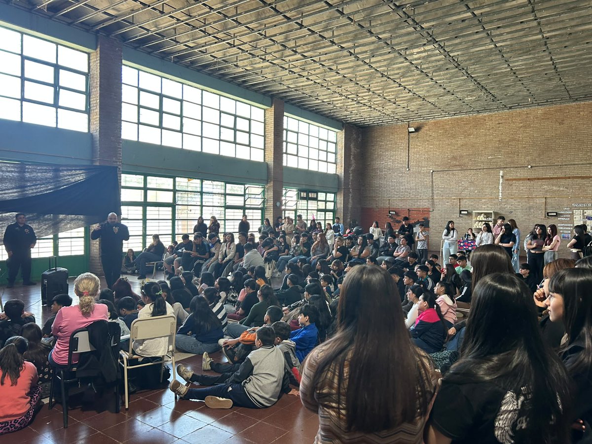 SantyGomez's tweet photo. 🏫 Seguimos llevando #CordobesesEnAlerta a las escuelas de Córdoba.

El jueves fuimos al PEM 184 Mariano Fragueiro  de barrio San  Vicente, donde capacitamos a los estudiantes en el uso del sistema para que sepan cómo actuar y alertar ante una situación de riesgo. 
👁️ Cordobeses en Alerta es un programa de seguridad impulsado por el gobernador Martín Llaryora para sumar prevención y participación ciudadana.

➕ SEGUIMOS SUMANDO OJOS EN ALERTA EN LAS ESCUELAS 👁️

🎓 25.802 estudiantes capacitados
🏫 148 charlas realizadas
Escuela por escuela.
Estudiante por estudiante.
Seguimos construyendo una Córdoba más segura.

@MartinLlaryora @QuinterosJP @Pastore2Pastore