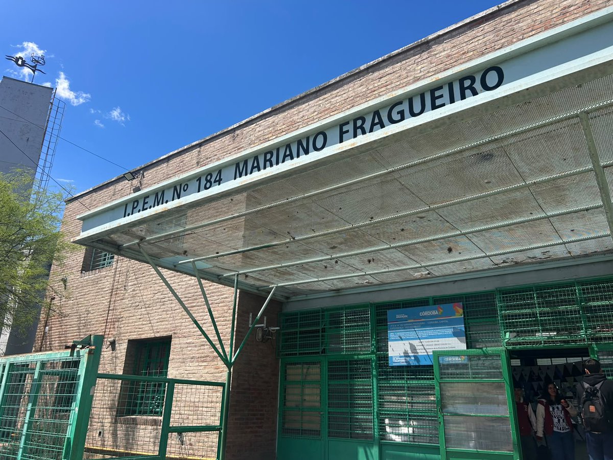SantyGomez's tweet photo. 🏫 Seguimos llevando #CordobesesEnAlerta a las escuelas de Córdoba.

El jueves fuimos al PEM 184 Mariano Fragueiro  de barrio San  Vicente, donde capacitamos a los estudiantes en el uso del sistema para que sepan cómo actuar y alertar ante una situación de riesgo. 
👁️ Cordobeses en Alerta es un programa de seguridad impulsado por el gobernador Martín Llaryora para sumar prevención y participación ciudadana.

➕ SEGUIMOS SUMANDO OJOS EN ALERTA EN LAS ESCUELAS 👁️

🎓 25.802 estudiantes capacitados
🏫 148 charlas realizadas
Escuela por escuela.
Estudiante por estudiante.
Seguimos construyendo una Córdoba más segura.

@MartinLlaryora @QuinterosJP @Pastore2Pastore
