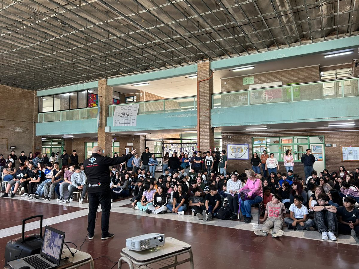 SantyGomez's tweet photo. 🏫 Seguimos llevando #CordobesesEnAlerta a las escuelas de Córdoba.

El jueves fuimos al PEM 184 Mariano Fragueiro  de barrio San  Vicente, donde capacitamos a los estudiantes en el uso del sistema para que sepan cómo actuar y alertar ante una situación de riesgo. 
👁️ Cordobeses en Alerta es un programa de seguridad impulsado por el gobernador Martín Llaryora para sumar prevención y participación ciudadana.

➕ SEGUIMOS SUMANDO OJOS EN ALERTA EN LAS ESCUELAS 👁️

🎓 25.802 estudiantes capacitados
🏫 148 charlas realizadas
Escuela por escuela.
Estudiante por estudiante.
Seguimos construyendo una Córdoba más segura.

@MartinLlaryora @QuinterosJP @Pastore2Pastore