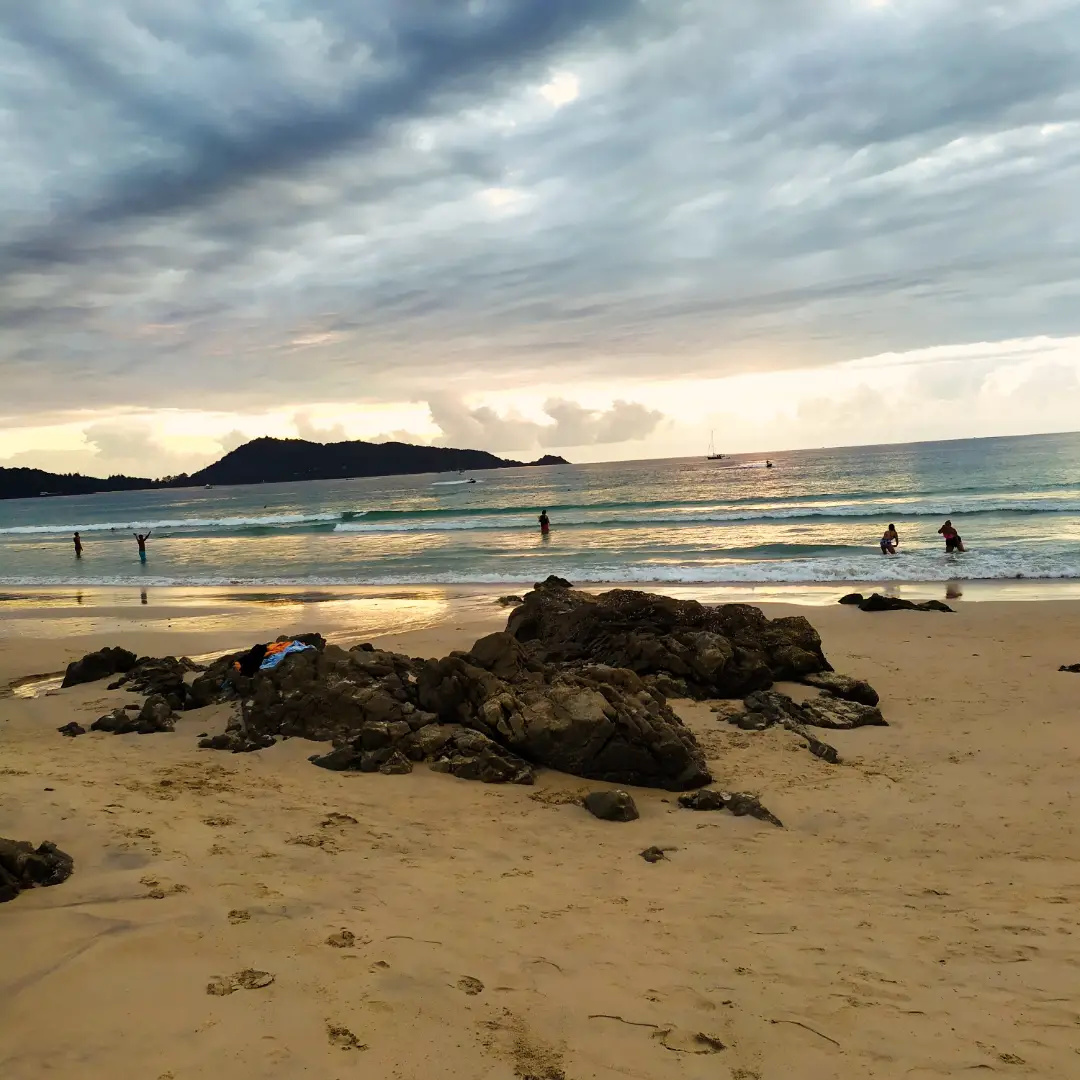 radtec68's tweet photo. Patong Beach at dusk, where the waves slow down and the vibe stays effortlessly chill. https://t.co/cbI0IKMy2P