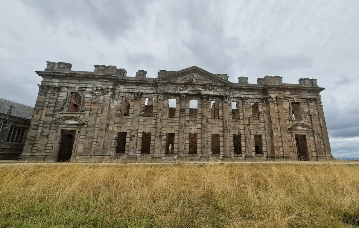 niggermann's tweet photo. Step back into Sutton Scarsdale Hall’s open-air central hall and look up: surviving Vassalli and Artari stucco, wreaths, Corinthian capitals and fireplaces have endured a century of Derbyshire weather. More tomorrow. https://t.co/eYYHy2ndBC