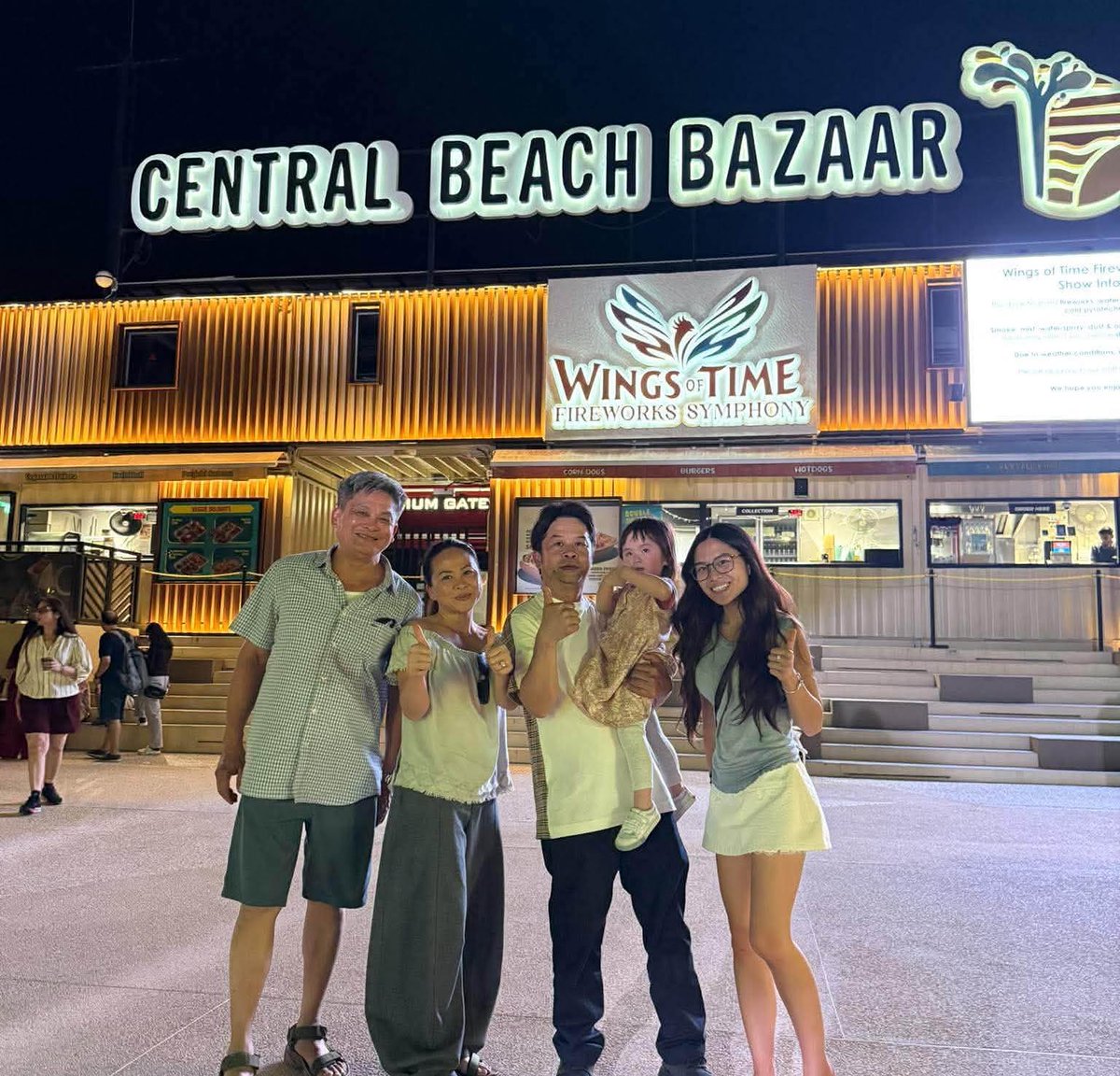 BriansShacota's tweet photo. Khép lại ngày ở Singapore cùng gia đình tại Wings of Time. Amelia mê mẩn ánh sáng, âm nhạc, hiệu ứng nước và pháo hoa bên biển. Những khoảnh khắc cả nhà cùng ngắm con khám phá điều mới chính là kỷ niệm quý giá nhất. https://t.co/UqJGG3P6uA