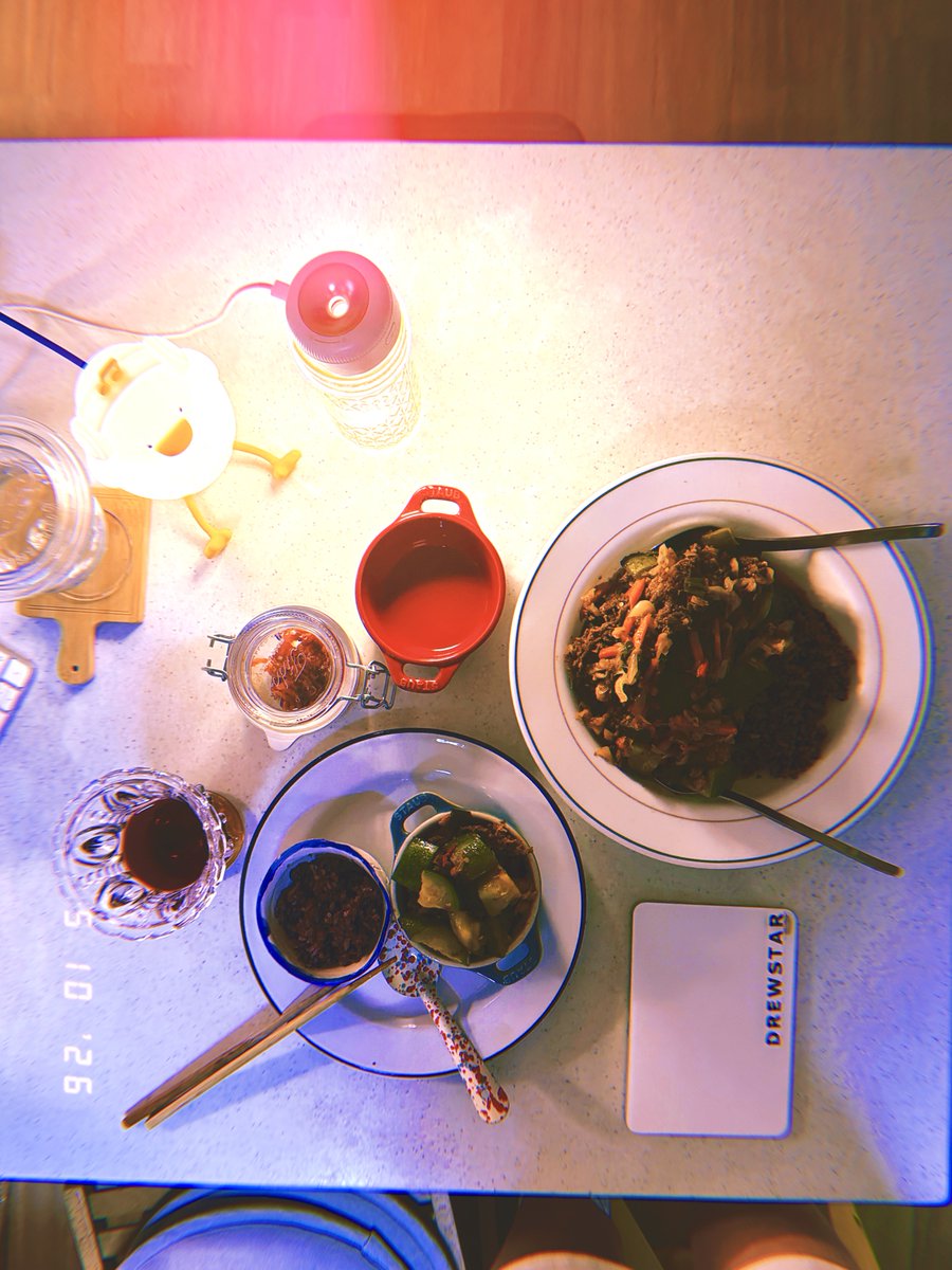 drewstar___'s tweet photo. 경기 끝나고 축구부 단체 회식이 있으셔서 귀가가 늦을 청소년 일정에 맵질 주제에(나) <으른 맛> 내겠다고 불고기에 <홍고추+고춧가루> 넣고 와인(논알콜) 마시면서 요리하다가 매운 향에 기침하고, 단출하게 영국 사람이랑 먹으면서도 기침하고@`з´

#개천절holiday #Dark14 #ｍｏｎｄａｙ✨ https://t.co/PyOBYNPrfq