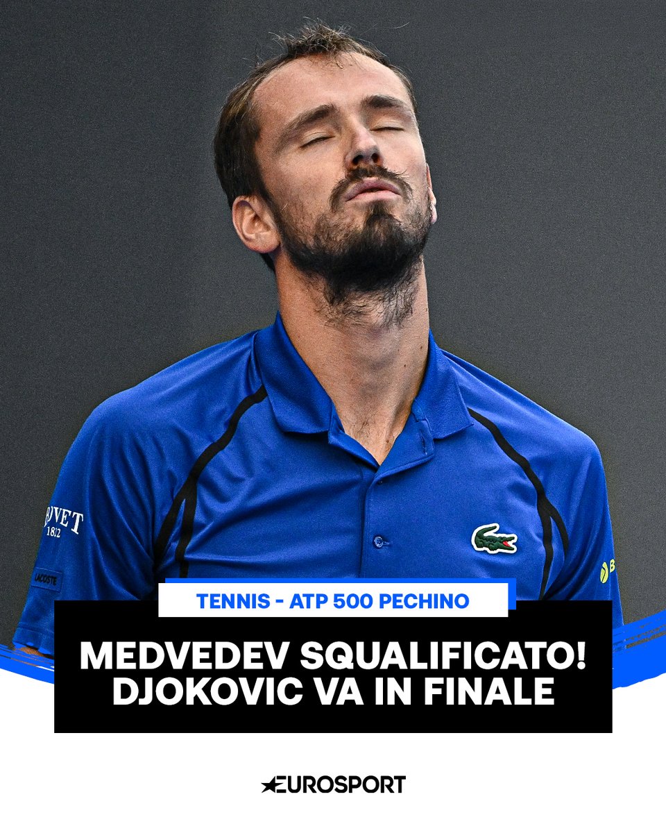 Eurosport_IT's tweet photo. INCREDIBILE A PECHINO! 🤯🤯🤯

Sul 15-15 e 5-3 nel secondo set per Djokovic (che aveva vinto anche il primo), Medvedev perde lo scambio con il serbo e scaglia con frustrazione la pallina in tribuna colpendo uno spettatore sul volto 🤕

❌ Il giudice di sedia non ha potuto far altro che squalificare il russo dopo che il tifoso ha abbandonato la tribuna con le mani sul viso.