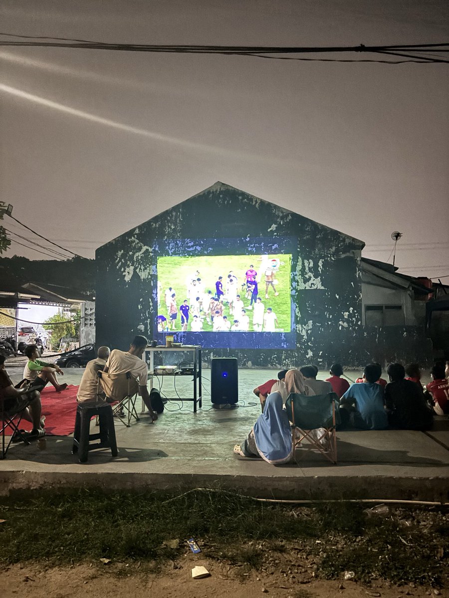 RamoneEndi's tweet photo. Nobar bareng warga Pamulang.
Moga #timnas juara! 🤲
#TimnasDay https://t.co/KYXqFjSV6p