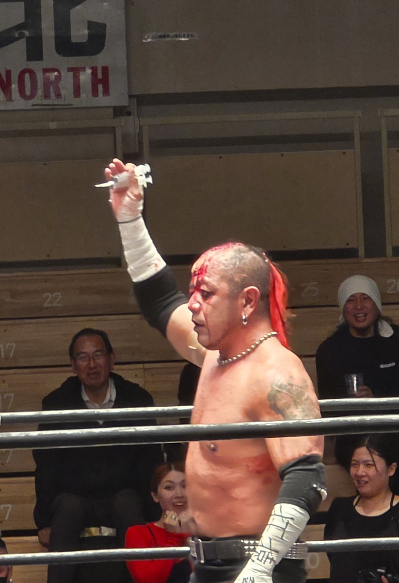 KT54770365's tweet photo. ニールの頭に注射器💉

#葛西純
#NeilDiamondCutter
#pw_freedoms https://t.co/HRliL52mIK