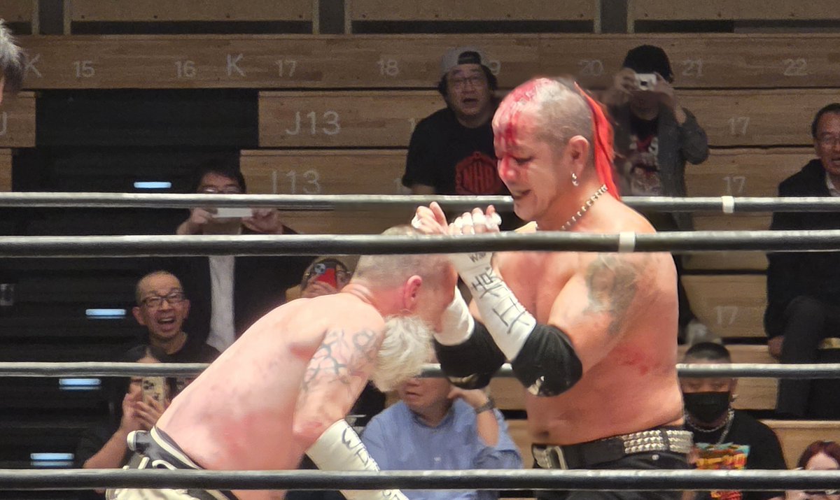 KT54770365's tweet photo. ニールの頭に注射器💉

#葛西純
#NeilDiamondCutter
#pw_freedoms https://t.co/HRliL52mIK