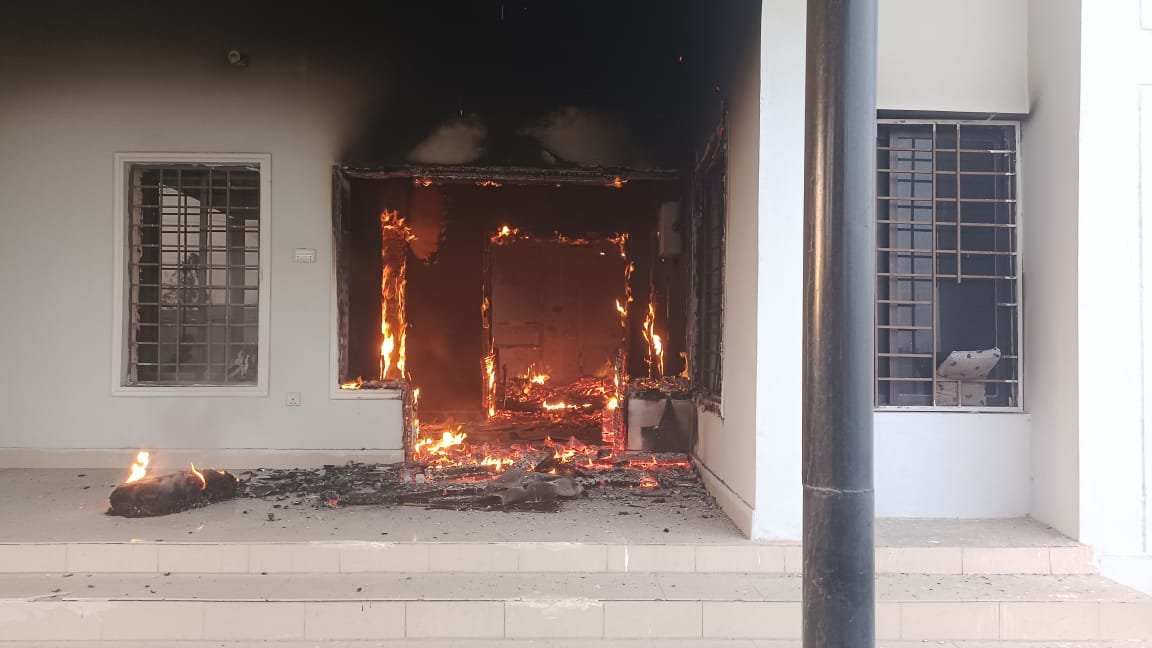 Info_Balochistn's tweet photo. #Attack_Updates_Baloch_Belt: Armed men and women established Naka in #Yakmach town of district #Chagai #Balochistan and set #NADRA office on fire, no casualty reported in this regard, https://t.co/PFYd29DNHu