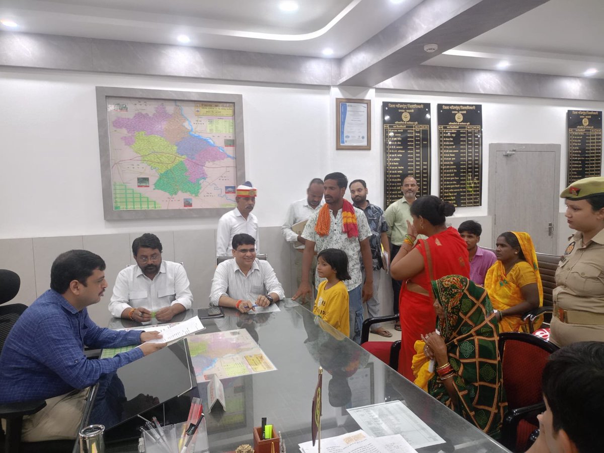 DM_Barabanki's tweet photo. आज कलेक्ट्रेट कार्यालय कक्ष में #जनता_दर्शन में आमजन की समस्याओं को सुना। संबंधित अधिकारियों को गुणवत्तापूर्ण व समयबद्ध निस्तारित करने हेतु निर्देशित किया।
@UPGovt 
@CMOfficeUP 
@InfoDeptUP https://t.co/t8OQjCDeoI