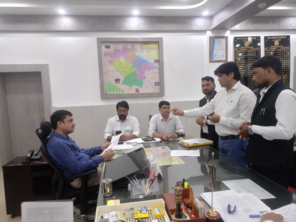 DM_Barabanki's tweet photo. आज कलेक्ट्रेट कार्यालय कक्ष में #जनता_दर्शन में आमजन की समस्याओं को सुना। संबंधित अधिकारियों को गुणवत्तापूर्ण व समयबद्ध निस्तारित करने हेतु निर्देशित किया।
@UPGovt 
@CMOfficeUP 
@InfoDeptUP https://t.co/t8OQjCDeoI