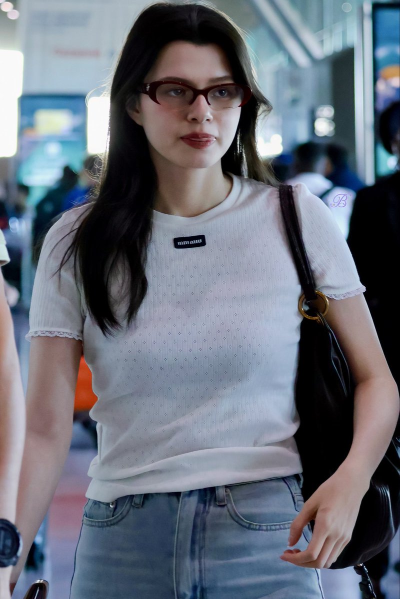 yuying1664_new's tweet photo. Safe Flight✈️sweetheart🌹

REBECCA X MIU MIU PFWSS27
#MiuMiuSS27xBecky 
#MiuMiuSS27 #MiuMiuPFWxBecky 
#beckysangels #BeckyArmstrong‌ https://t.co/SaSBhe9sbQ