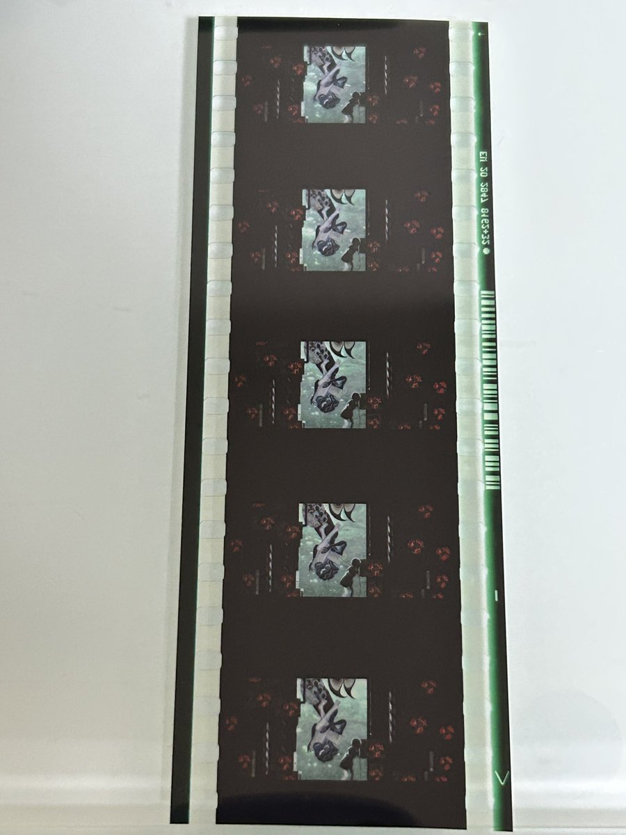 enne_sun's tweet photo. 4廻天目は4DXでみてきたけど凄かった〜！
友達がラス1の悪魔ほむら代わりにゲットしてくれて感謝なんだけどデカすぎて笑った
フィルムはちょっとわからない😇 https://t.co/Y3RqwlB9Fq
