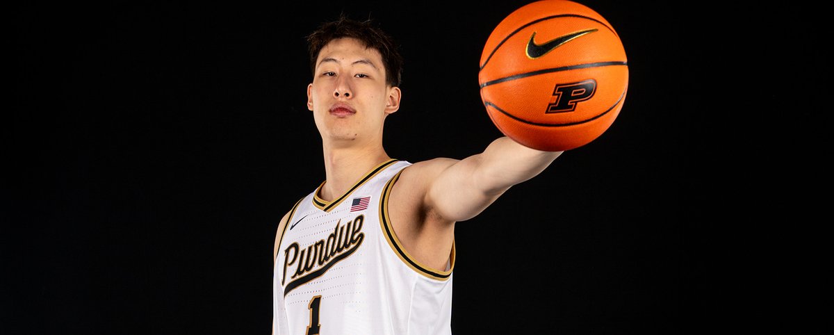 SoyCalebTJ's tweet photo. Joe Tsai isn’t just buying NBA teams. He’s building a pipeline: Chinese teens → U.S. prep schools → NCAA D1.

The Joe Tsai Basketball Scholarship (backed by the Chinese Basketball Association) fully funds kids to study and play at U.S. boarding schools. Five years in: 28 scholars, 30+ partner high schools, 8 with D1 full-ride offers—including the Huan brothers (Purdue). Fresh example: Wang Shuning, a 2010-born guard, got a Central Connecticut State D1 offer less than four months after joining.

For 2026–27, NCAA D1 men’s basketball has 12 Chinese players on rosters.

This isn’t the old CBA sports-school track. It’s high school → college in the U.S.—the same path a lot of American kids take, just starting from China.