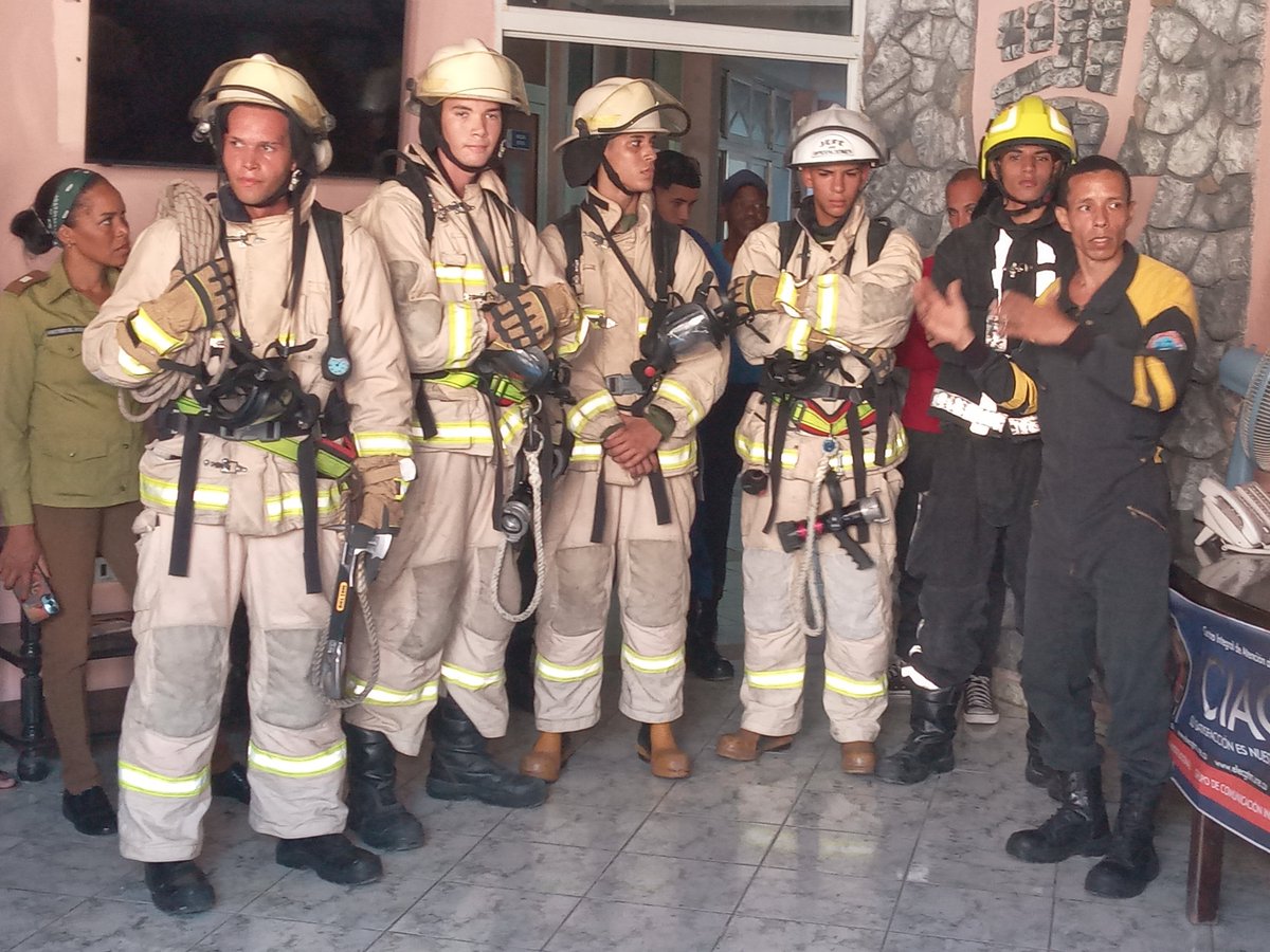 ElecGuantanamo's tweet photo. Como parte de las Actividades programadas por el mes de la Seguridad ,se realiza simulacro de incendio y rescate de dañificados de conjunto con Cuerpo de Bomberos guantanamo.#LoquenosUNEsegurida. https://t.co/YAadNyMZpr