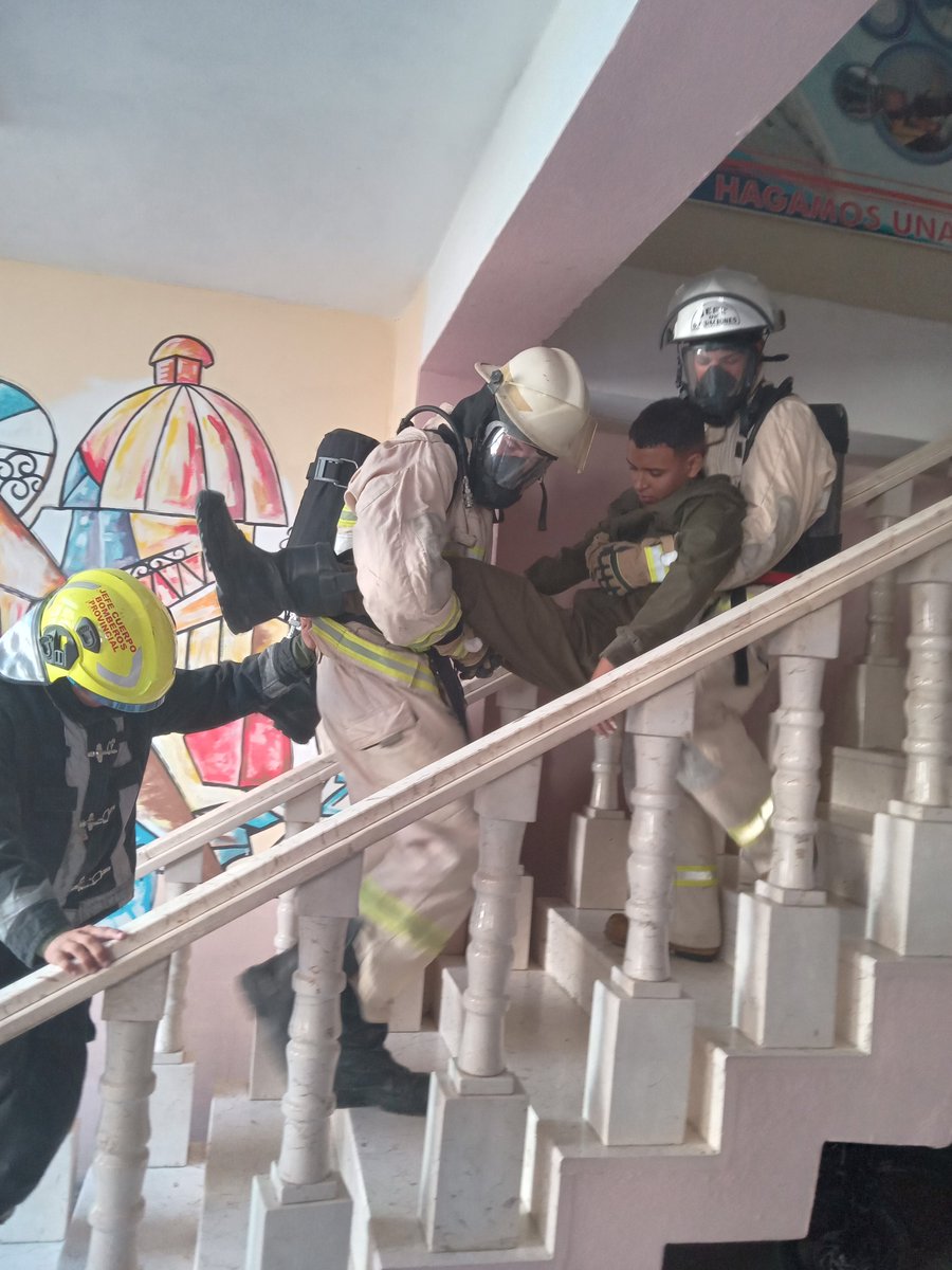 ElecGuantanamo's tweet photo. Como parte de las Actividades programadas por el mes de la Seguridad ,se realiza simulacro de incendio y rescate de dañificados de conjunto con Cuerpo de Bomberos guantanamo.#LoquenosUNEsegurida. https://t.co/YAadNyMZpr