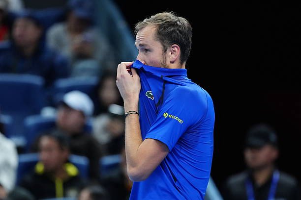 jmgmoron's tweet photo. Medvedev hoy ante Djokovic:

🔹Se burla de Nole y le imita cómo se queja por su estado físico
🔹Pide un Medical Time Out cuando le rompe el saque para romperle el ritmo
🔹Le pega un pelotazo a un espectador y es descalificado https://t.co/lYCKRlk3ca