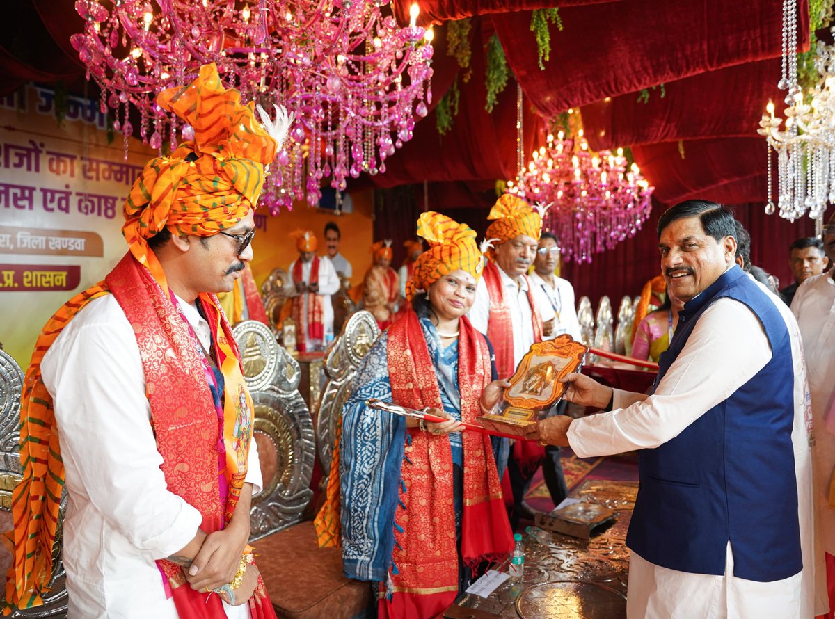 DrMohanYadav51's tweet photo. रानी दुर्गावती के दिखाए मार्ग से जनजातियों के विकास का नया अध्याय लिख रही हमारी सरकार…

आज खंडवा जिले के हरसूद के ग्राम छनेरा में वीरांगना रानी दुर्गावती की 502वीं जयंती उत्सव एवं तेंदूपत्ता बोनस वितरण कार्यक्रम में 3.54 लाख से अधिक तेंदूपत्ता संग्राहकों को ₹21.34 करोड़ से अधिक की बोनस राशि का वितरण किया। 

वन मंडल क्षेत्र की 56 संयुक्त वन प्रबंधन समितियों के 26,400 से अधिक हितग्राहियों को ₹4.58 करोड़ के काष्ठ लाभांश की राशि वितरित की। जिले के समग्र विकास के लिए लगभग ₹143 करोड़ की लागत से 18 विकास कार्यों का भूमिपूजन भी किया।

इस अवसर पर गोंडवाना साम्राज्य के 52 गढ़ों के शासकों के वंशजों का सम्‍मान किया एवं ‘मुख्यमंत्री स्कूटी योजना’ के अंतर्गत जिले के मेधावी विद्यार्थियों को स्कूटी वितरित कर उज्ज्वल भविष्य की शुभकामनाएं दीं।