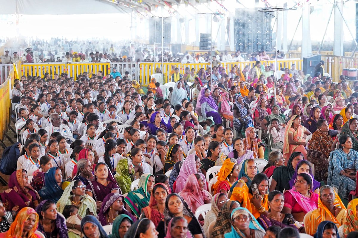 DrMohanYadav51's tweet photo. रानी दुर्गावती के दिखाए मार्ग से जनजातियों के विकास का नया अध्याय लिख रही हमारी सरकार…

आज खंडवा जिले के हरसूद के ग्राम छनेरा में वीरांगना रानी दुर्गावती की 502वीं जयंती उत्सव एवं तेंदूपत्ता बोनस वितरण कार्यक्रम में 3.54 लाख से अधिक तेंदूपत्ता संग्राहकों को ₹21.34 करोड़ से अधिक की बोनस राशि का वितरण किया। 

वन मंडल क्षेत्र की 56 संयुक्त वन प्रबंधन समितियों के 26,400 से अधिक हितग्राहियों को ₹4.58 करोड़ के काष्ठ लाभांश की राशि वितरित की। जिले के समग्र विकास के लिए लगभग ₹143 करोड़ की लागत से 18 विकास कार्यों का भूमिपूजन भी किया।

इस अवसर पर गोंडवाना साम्राज्य के 52 गढ़ों के शासकों के वंशजों का सम्‍मान किया एवं ‘मुख्यमंत्री स्कूटी योजना’ के अंतर्गत जिले के मेधावी विद्यार्थियों को स्कूटी वितरित कर उज्ज्वल भविष्य की शुभकामनाएं दीं।