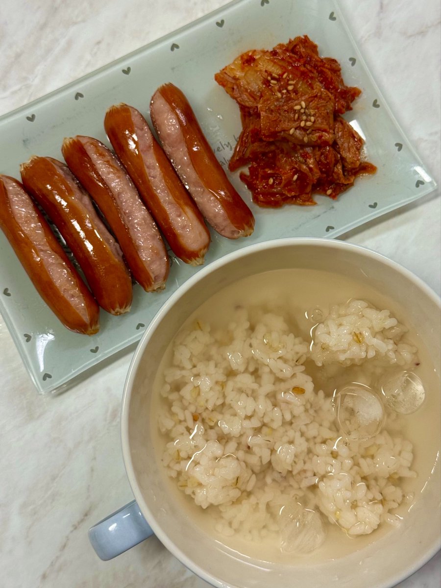 ddodd0_'s tweet photo. 보리차물밥 아는 사람 ……,, 
소세지랑 김치랑 같이 먹으면 두 그릇도 쌉가능 https://t.co/KE0P9xlPAQ