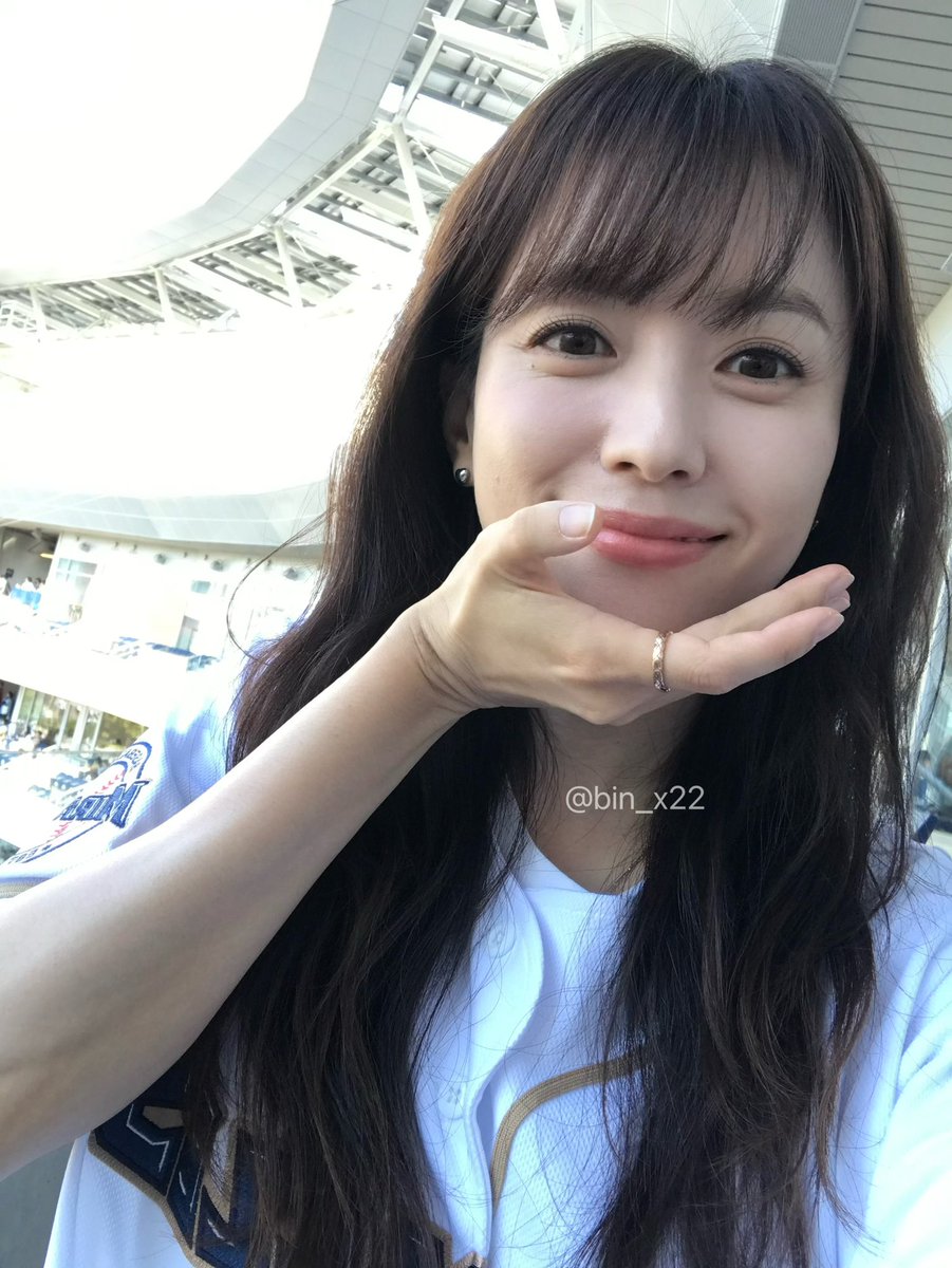 bin_x22's tweet photo. 261005 #한효주

청순미녀강아지님께 야구장셀카를 얻어냈어요 ♡ https://t.co/tbSM214UHG