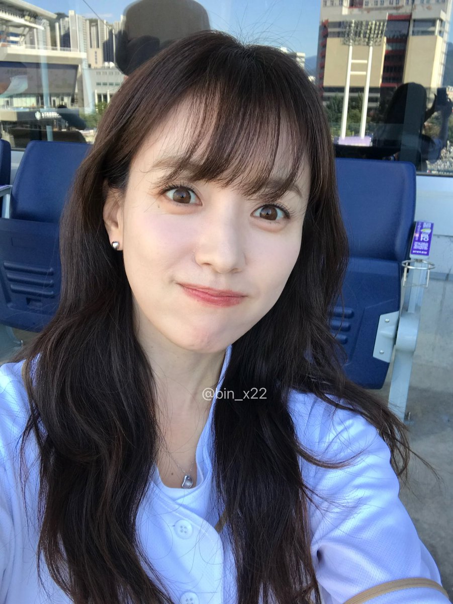 bin_x22's tweet photo. 261005 #한효주

청순미녀강아지님께 야구장셀카를 얻어냈어요 ♡ https://t.co/tbSM214UHG