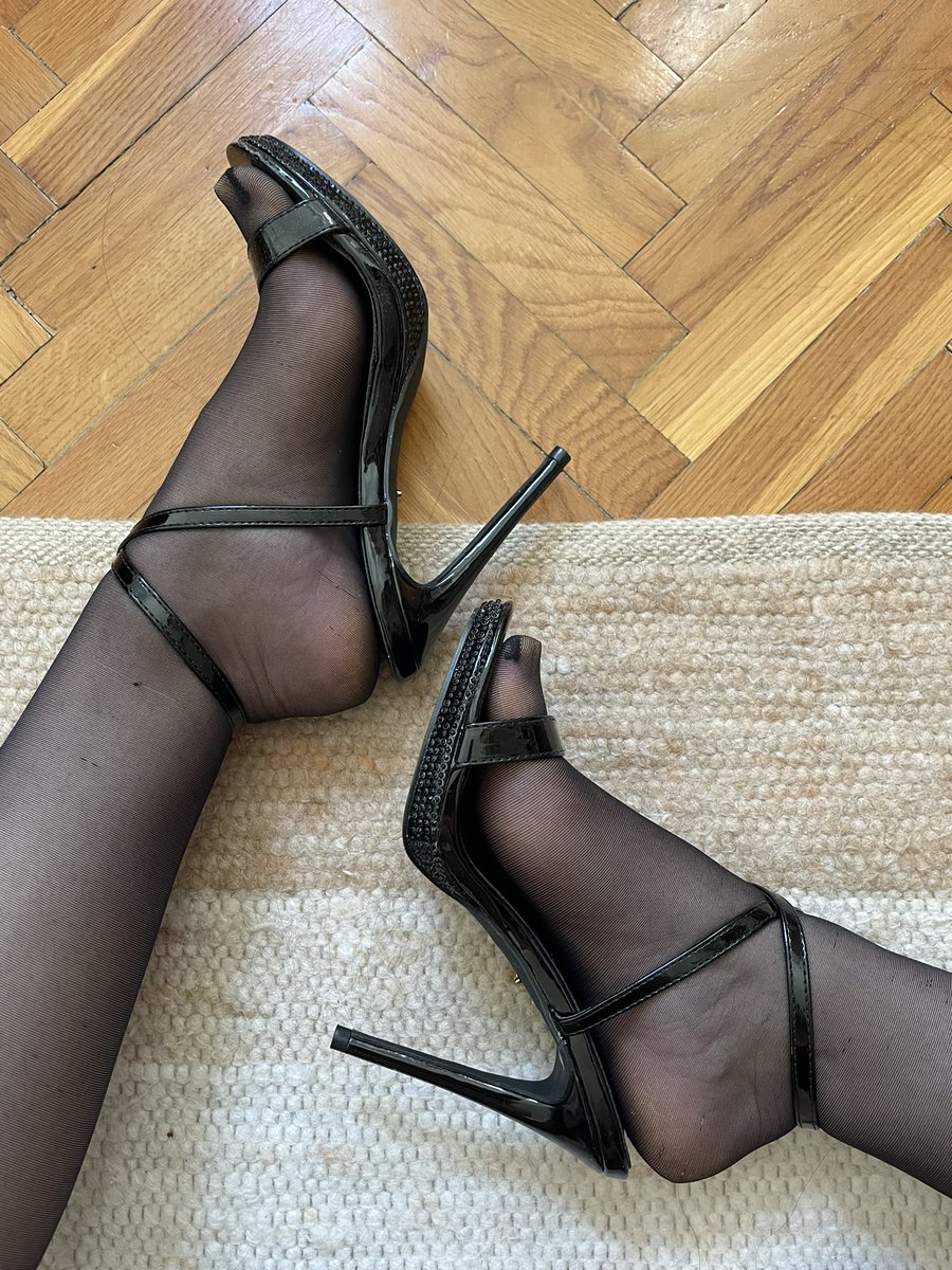 MissAnnaJadeX's tweet photo. I've never had a "normal job." I became a cam model 12 years ago, and from that moment on I've been my own boss. But I spent long years serving men's desires, which burned me out several times. I don't blame them. Back then, I wasn't confident enough to stand up for my dominance. I've learned a lot about myself, and I realized that my path is to rule, not to be ruled over. So here we are. Now kneel and worship my feet. 🤭