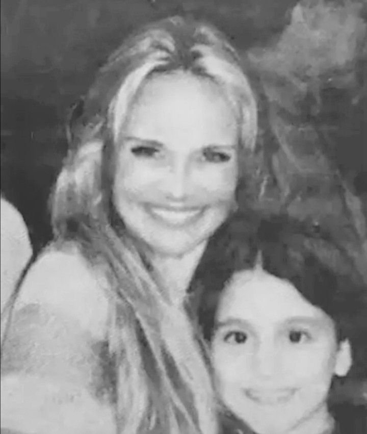 babyeternally's tweet photo. no one can convince me ariana wasn't meant to be glinda because she LITERALLY met jeff goldblum (the wizard) and the first glinda (kristen chenoweth) when was a child.

she attended the 2020 grammys wearing green while cynthia wore pink (they weren't friends at the time)

she also wanted to play glinda since childhood, it was her dream role