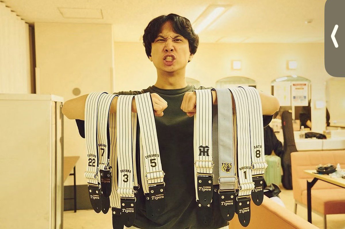 loi7__sr's tweet photo. 阪神が優勝したおかけで
昨日はっとりさんの機嫌が良かった🐯🤍
ギターストラップもあるらしくて
昨日さっそくつけてみんなに
見せびらかしててかわいかったな🎶 https://t.co/ll0AcBBr0Q
