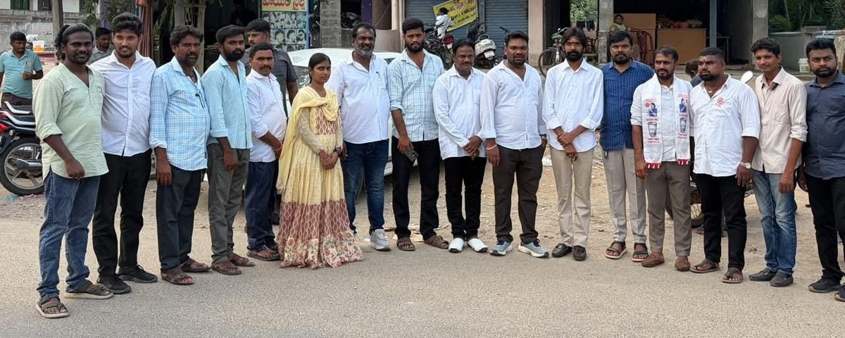 JSPTelangana's tweet photo. నల్గొండ-వరంగల్-ఖమ్మం పట్టభద్రుల ఎమ్మెల్సీ ఎన్నికల నేపథ్యంలో డా. మాధవరెడ్డి గారి ఆధ్వర్యంలో, G. రమేష్ గౌడ్, యాసంనేని అజయ్ కృష్ణ గారి సమన్వయంతో కూసుమంచిలోని SR కళ్యాణ మండపంలో సన్నాహక సమావేశం విజయవంతంగా జరిగింది.

గడల శ్రీనివాస్ గారి విజయమే లక్ష్యంగా పట్టభద్రుల ఓటరు నమోదు, మండలాల వారీగా బాధ్యతలపై నాయకులు దిశానిర్దేశం చేశారు.

ఈ కార్యక్రమంలో గంజీ ఉదయ్ కుమార్, నరేష్, స్రవంత్, కన్నా భూక్యా రాజేంద్ర ప్రసాద్, అజ్మీరా బాలరాజు, హనుమంత్, మౌనిక, సాయి కృష్ణ, బద్రి, నాగరాజు, సుదర్శన్, జెంజిపోగుల ప్రవీణ్, కేశవరావు, హరినాయక్, రాజేష్, వలవల శివ, గోపి రాజ్‌తో పాటు వీరమహిళలు, జనసైనికులు పెద్ద సంఖ్యలో పాల్గొన్నారు.

#MLCElections #JanaSenaTelangana #JSPForTelangana