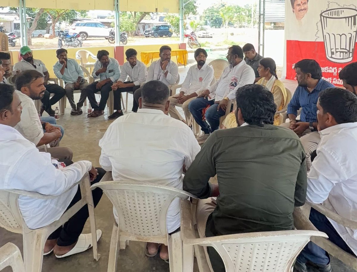 JSPTelangana's tweet photo. నల్గొండ-వరంగల్-ఖమ్మం పట్టభద్రుల ఎమ్మెల్సీ ఎన్నికల నేపథ్యంలో డా. మాధవరెడ్డి గారి ఆధ్వర్యంలో, G. రమేష్ గౌడ్, యాసంనేని అజయ్ కృష్ణ గారి సమన్వయంతో కూసుమంచిలోని SR కళ్యాణ మండపంలో సన్నాహక సమావేశం విజయవంతంగా జరిగింది.

గడల శ్రీనివాస్ గారి విజయమే లక్ష్యంగా పట్టభద్రుల ఓటరు నమోదు, మండలాల వారీగా బాధ్యతలపై నాయకులు దిశానిర్దేశం చేశారు.

ఈ కార్యక్రమంలో గంజీ ఉదయ్ కుమార్, నరేష్, స్రవంత్, కన్నా భూక్యా రాజేంద్ర ప్రసాద్, అజ్మీరా బాలరాజు, హనుమంత్, మౌనిక, సాయి కృష్ణ, బద్రి, నాగరాజు, సుదర్శన్, జెంజిపోగుల ప్రవీణ్, కేశవరావు, హరినాయక్, రాజేష్, వలవల శివ, గోపి రాజ్‌తో పాటు వీరమహిళలు, జనసైనికులు పెద్ద సంఖ్యలో పాల్గొన్నారు.

#MLCElections #JanaSenaTelangana #JSPForTelangana