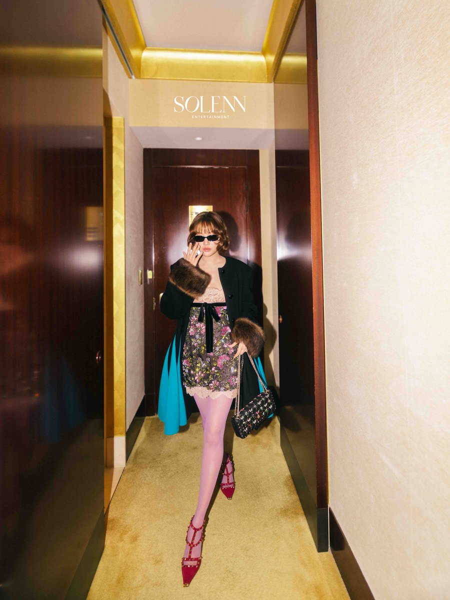 Solenn_Ent's tweet photo. In Valentino, Freen Sarocha arrives in Paris for the Spring/Summer 2027 Fashion Show ✨🌃

SAROCHA X VALENTINO PFW SS27

#ValentinoSS27xFreen #ValentinoAntibiblioteca #ValentinoGaravani 
#srchafreen 
#PFW

@valentinoTH @maisonvalentino https://t.co/PyRnc4RenI