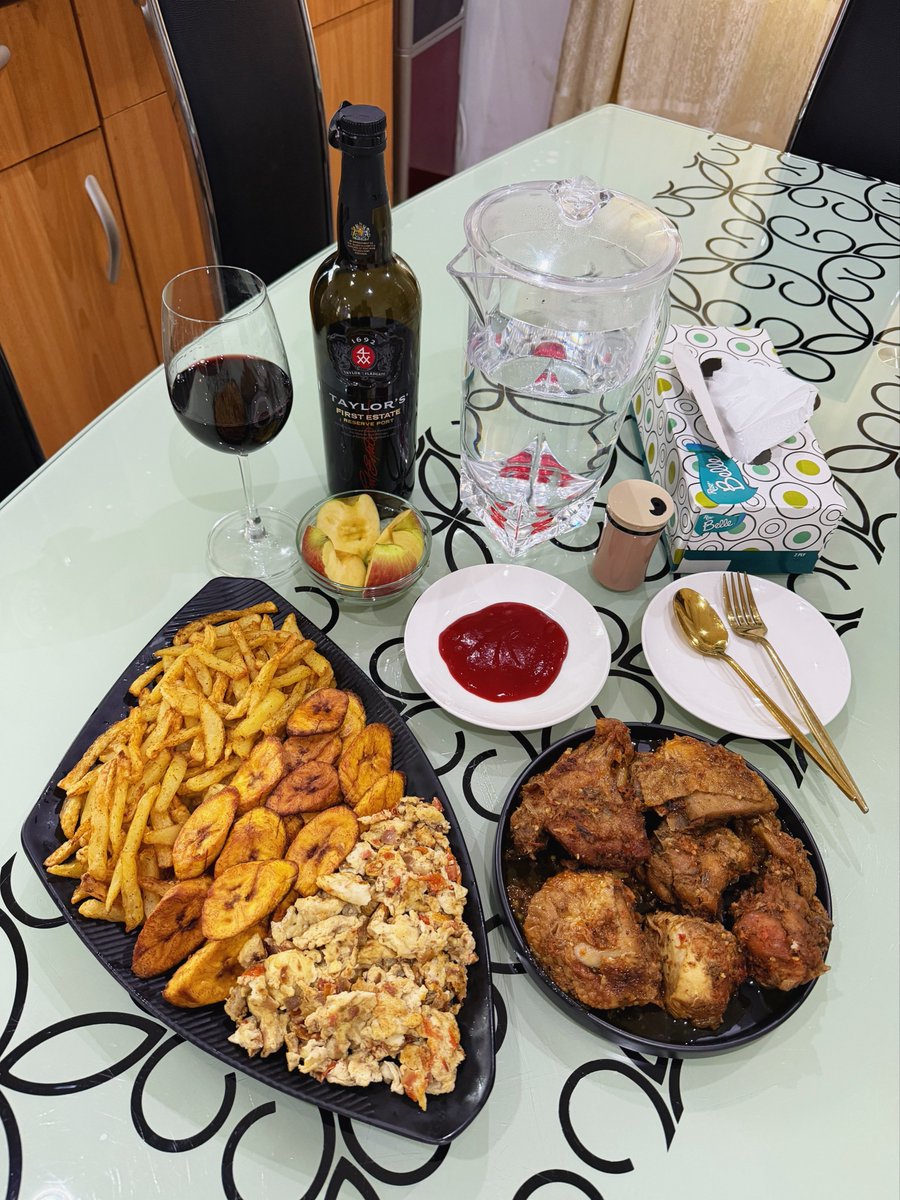 MrMekzy_'s tweet photo. Something light for lunch. My comfort food.🍟🍳🍗🍷 🙂‍↔️🥰 https://t.co/xmj5R3UenS